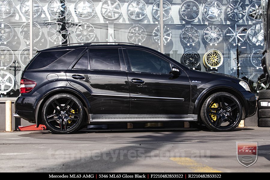 22x10 5346 ML63 Gloss Black on MERCEDES ML-Class