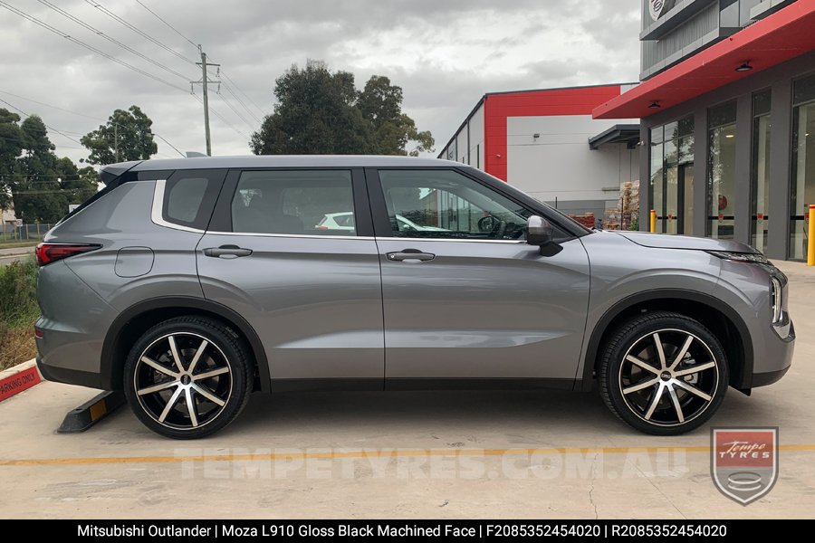 20x8.5 MOZA L910 Gloss Black Machined on Mitsubishi Outlander