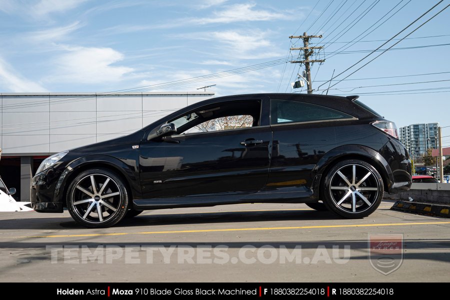 18x8.0 MOZA 910 Blade Gloss Black Machined on Holden Astra