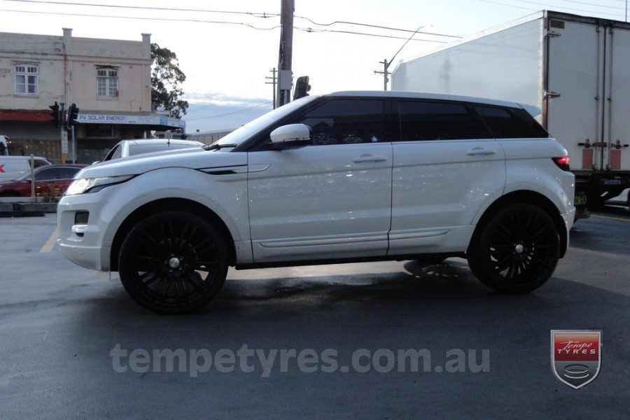 22x9.5 Lenso Como Black on RANGE ROVER EVOQUE