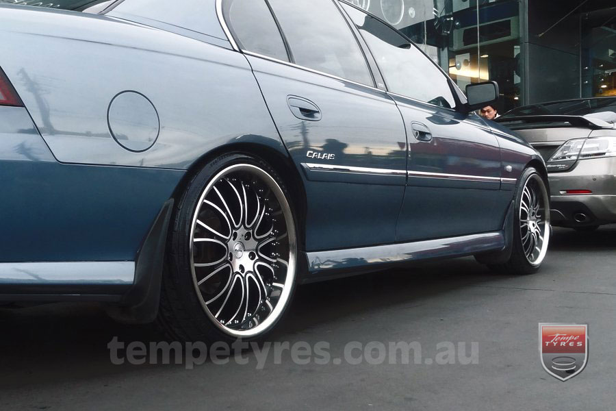 20x8.5 Fox Fashion on HOLDEN COMMODORE