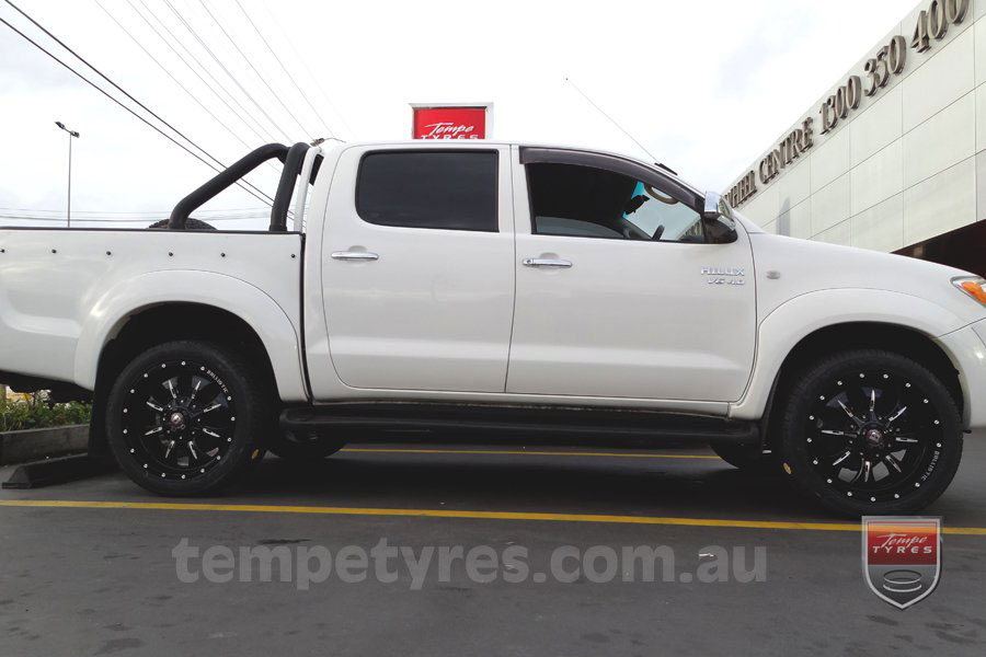 20x9.0 Ballistic Dagger BFM on TOYOTA HILUX