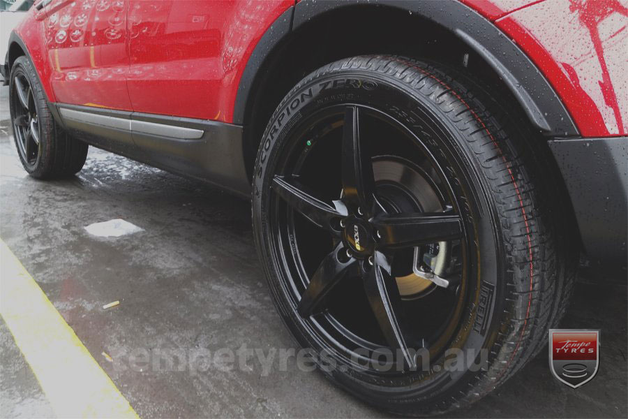 20x8.5 Oxxo Wheels 0492 on RANGE ROVER EVOQUE