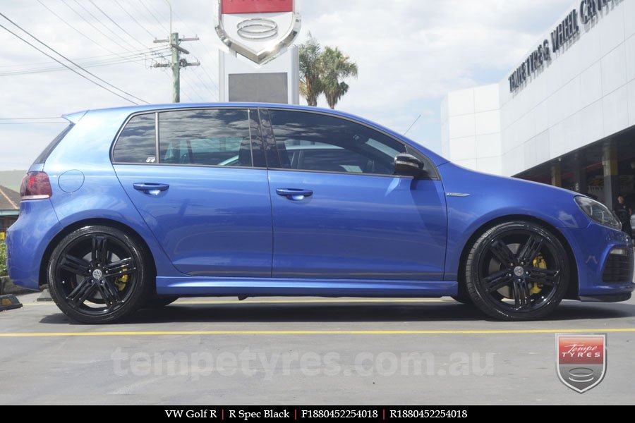 18x8.0 R Spec Black on VW GOLF 