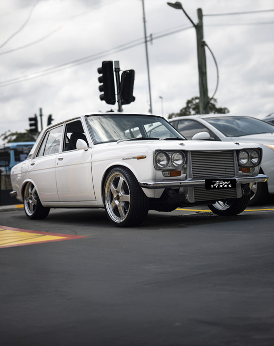 18x7.0 18x8.5 Simmons FR-1 Silver on Nissan Datsun