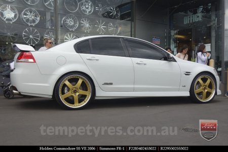 22x8.5 22x9.5 Simmons FR-1 Gold on HOLDEN COMMODORE VE