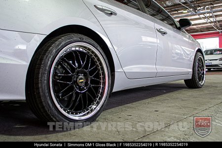 19x8.5 19x9.5 Simmons OM-1 Gloss Black on Hyundai Sonata