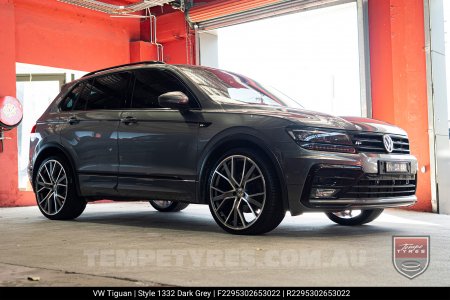 22x9.5 1332 AU1332 Dark Grey on VW Tiguan