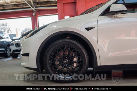 19x8.5 SC Racing XF209 Black on Tesla Model Y